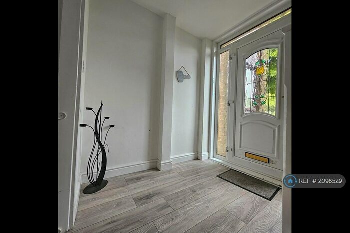 3 Bedroom End Of Terrace House To Rent In Colliston Avenue, Glenrothes, KY7