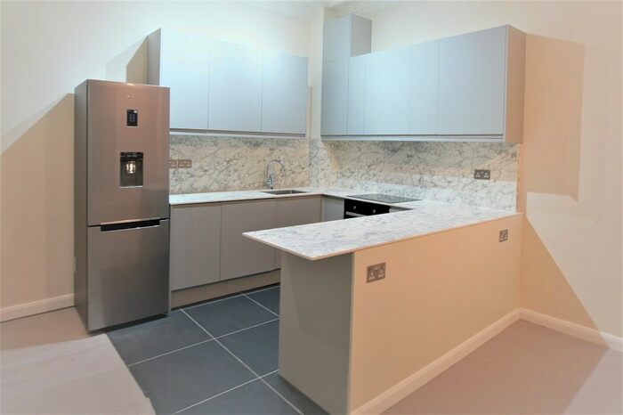 2 Bedroom Flat To Rent In The Chase, London, SW4