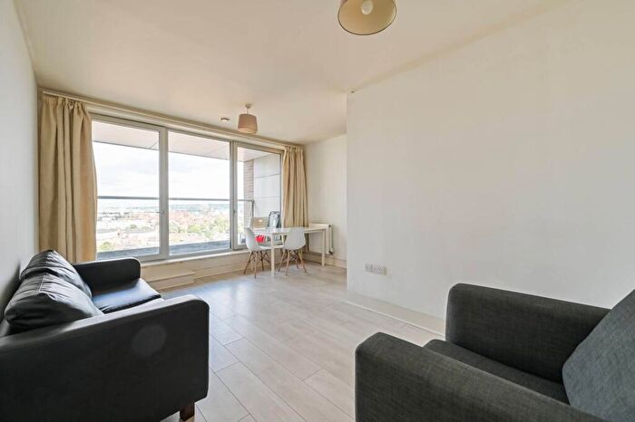 2 Bedroom Flat To Rent In East Ferry Road, Canary Wharf, E14