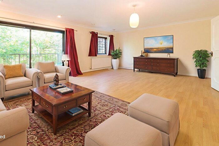 6 Bedroom Town House To Rent In Hamilton Road, Dollis Hill, NW10