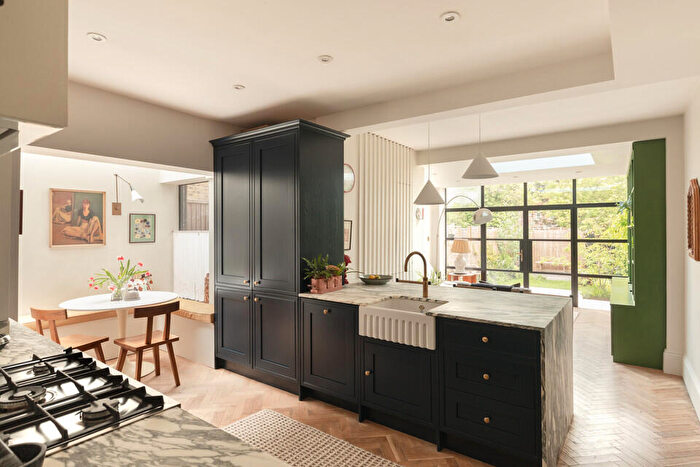 3 Bedroom Maisonette For Sale In Colfe Road, Forest Hill, London, SE23