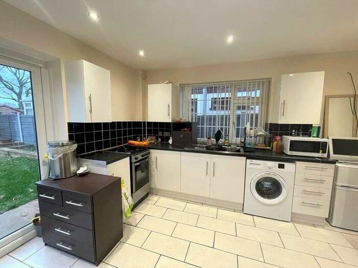 Apartment To Rent In Green Lane, Crawley, West Sussex, RH10