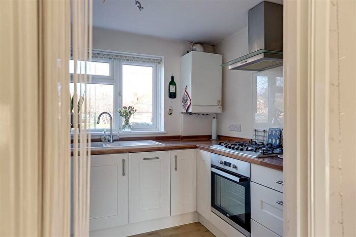 1 Bedroom Flat For Sale In Chapel Close, Wick, Littlehampton, BN17