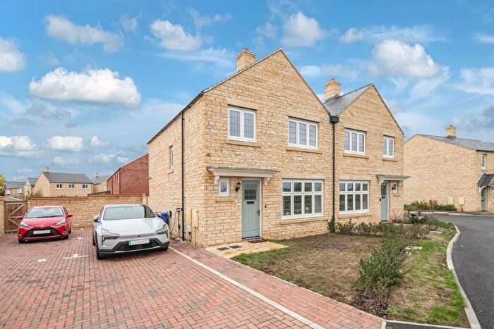 3 Bedroom Semi Detached House For Sale In Brimstone Close, Bicester, Oxfordshire, OX25