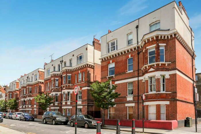 3 Bedroom Apartment To Rent In Salcombe Road, Stoke Newington, N16