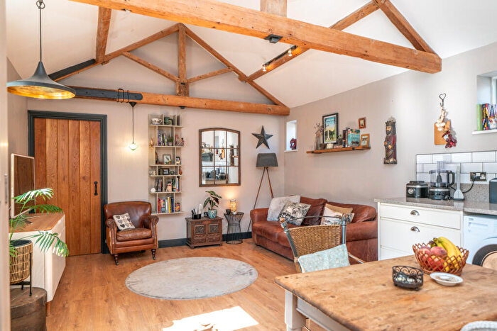 2 Bedroom Barn Conversion For Sale In Main Road North, Dagnall, Berkhamsted, HP4