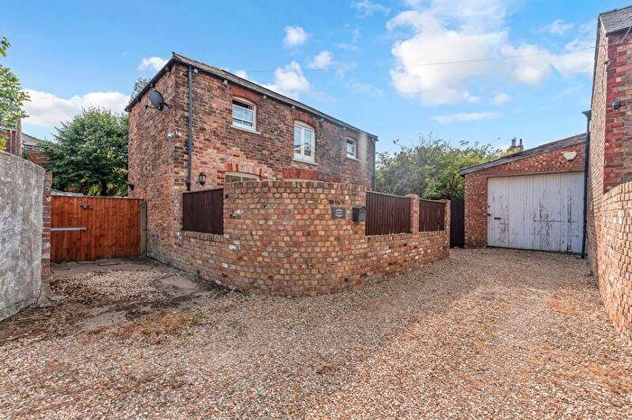 2 Bedroom Coach House For Sale In Heneage Road, Grimsby, DN32