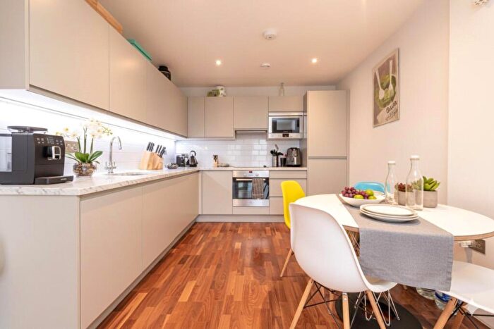 2 Bedroom Flat To Rent In Holman Road, London, SW11