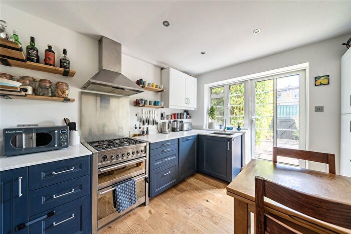 2 Bedroom Flat For Sale In Green Lanes, London, N8
