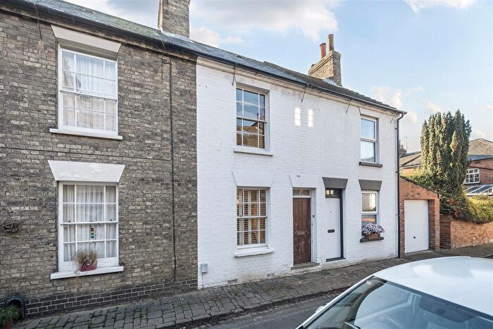 2 Bedroom Terraced House For Sale In Little Grove Place, Bedford, MK40