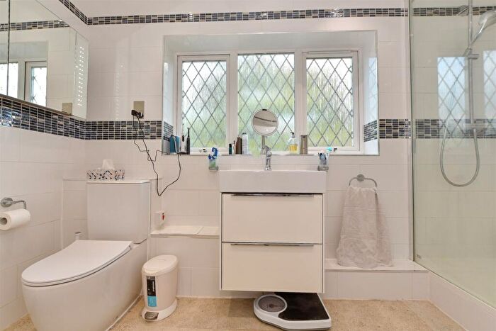 4 Bedroom Detached House For Sale In Grovewood Place, Woodford Green, Essex, IG8