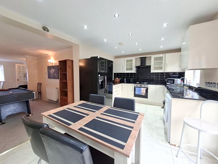 5 Bedroom House To Rent In Hunting Gate, Hemel Hempstead, HP2