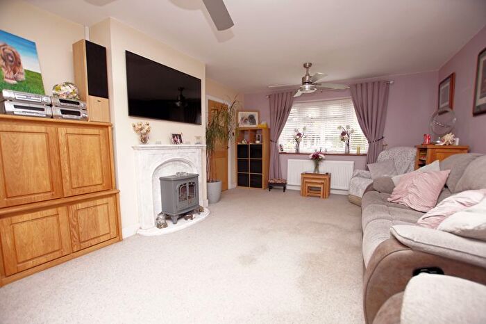 2 Bedroom Detached Bungalow For Sale In Place House Close, Fareham, PO15