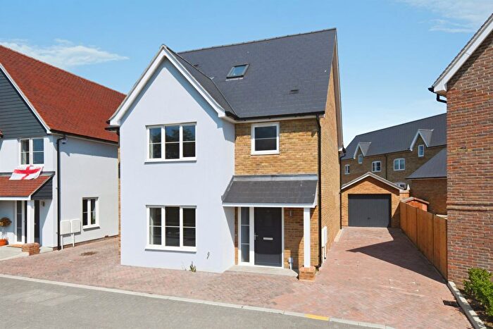 4 Bedroom Link Detached House For Sale In Hawthorn Close, Bicknacre, Chelmsford, CM3