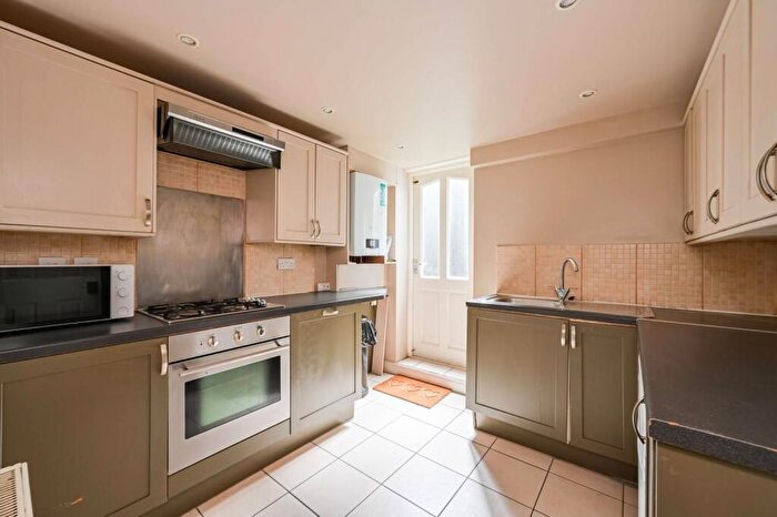 1 Bedroom Flat For Sale In Wightman Road, Harringay, London, N4