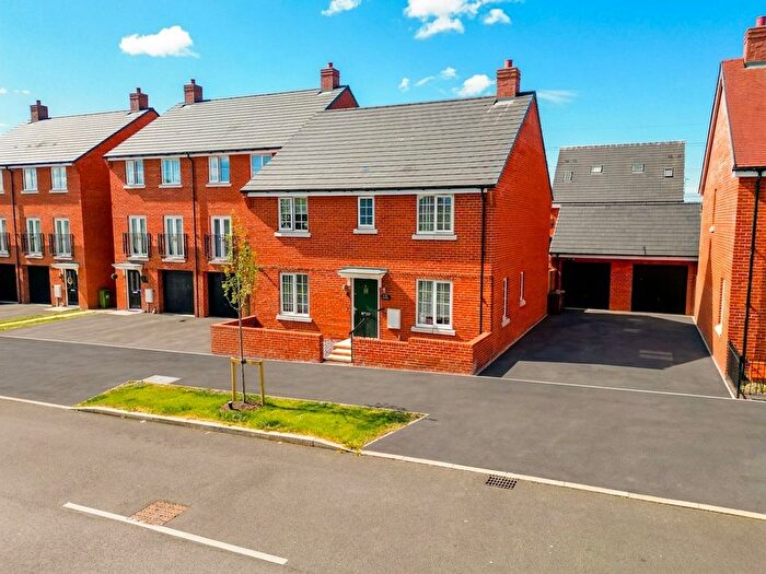 4 Bedroom Detached House For Sale In Redcurrant Avenue, Aylesbury, HP18