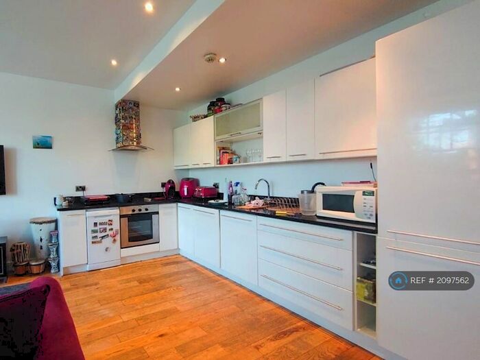 2 Bedroom Flat To Rent In The Broadway, Woodford Green, IG8
