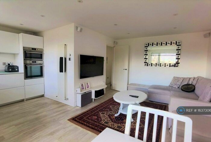 1 Bedroom Flat To Rent In Wellingtonia House, Addlestone, KT15