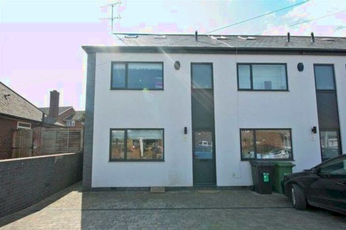 3 Bedroom House To Rent In Kingcroft Road, Harpenden, AL5