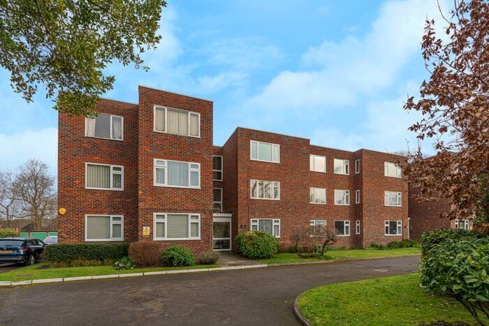 3 Bedroom Ground Flat To Rent In Albemarle Road, Windermere, BR3