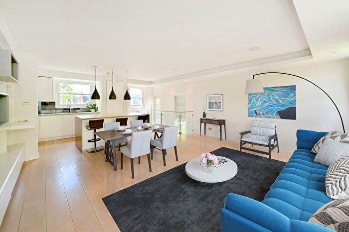 3 Bedroom Flat For Sale In Kempsford Gardens, SW5