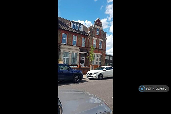2 Bedroom Flat To Rent In Rokesly Avenue, London, N8