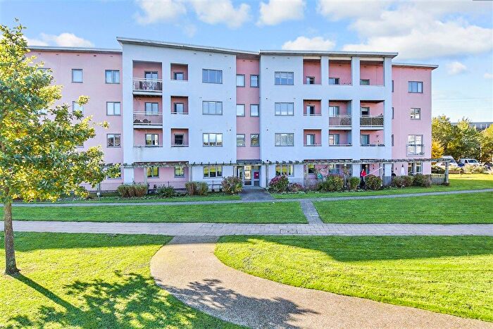 2 Bedroom Flat For Sale In Drummond Grove, Ashford, Kent, TN24