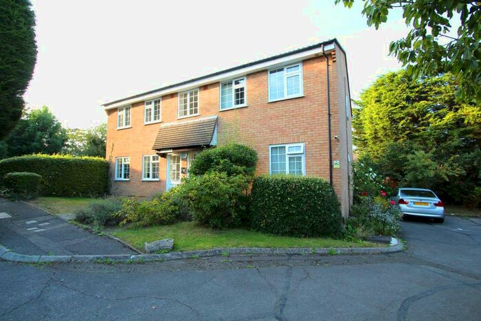 1 Bedroom Flat To Rent In Minstrel Gardens, Surbiton, KT5