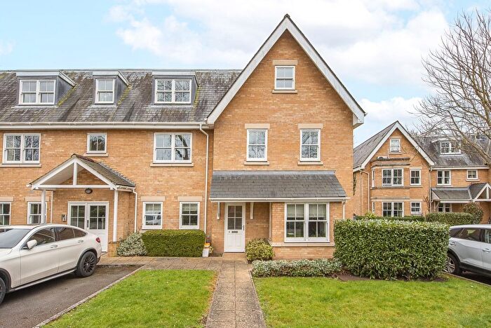 1 Bedroom Flat To Rent In Lexington Place, Hampton Wick, KT1