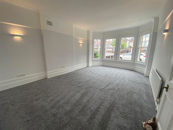 3 Bedroom Flat To Rent In West Park, London, SE9