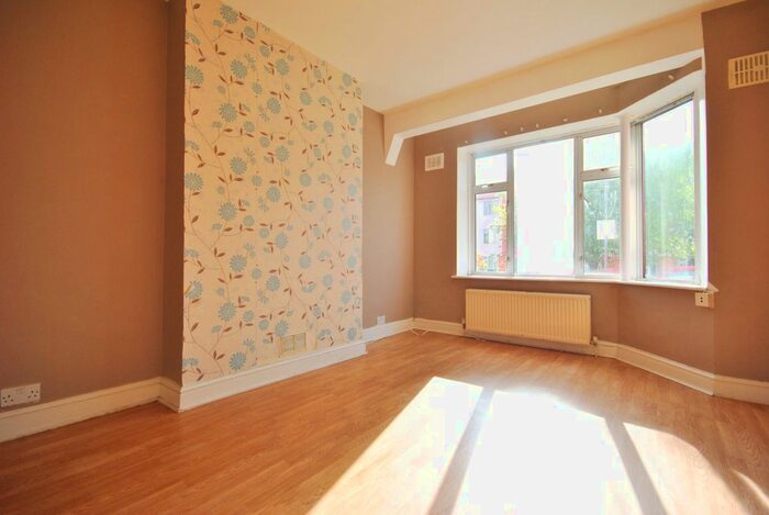 2 Bedroom Flat To Rent In Chinbrook Road, London, SE12