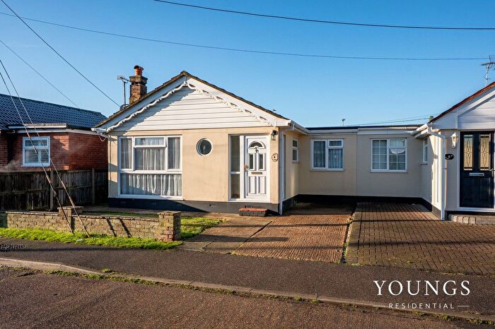 2 Bedroom Detached Bungalow For Sale In Dovercliff Road, Canvey Island, SS8