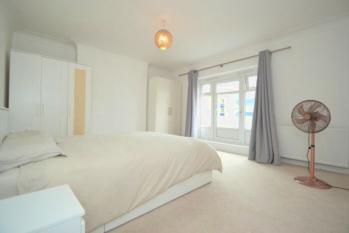 2 Bedroom Flat To Rent In St. Mark's Hill, Surbiton, KT6