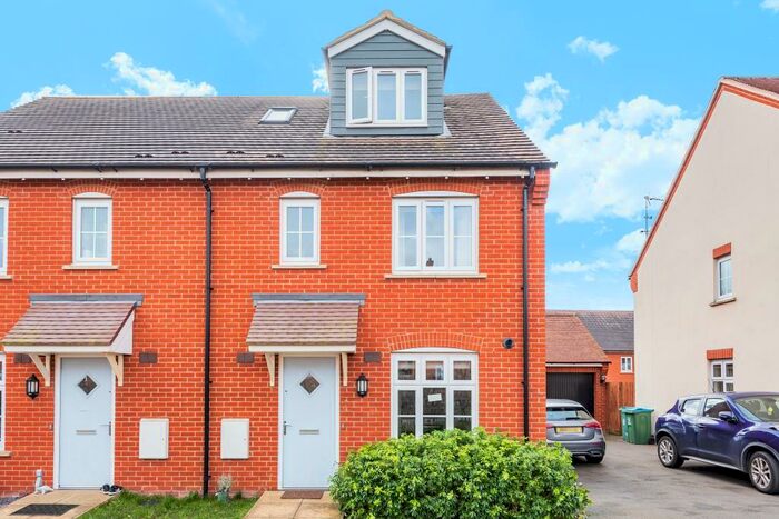 4 Bedroom Town House To Rent In Cranley Crescent, Aylesbury, HP19