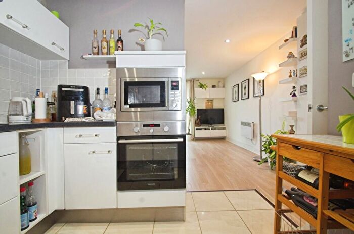 1 Bedroom Flat For Sale In Jones Point House, Ferry Court, Cardiff, CF11