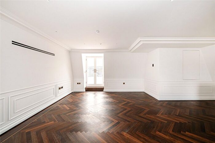 3 Bedroom Flat To Rent In Charles Street, Mayfair, London, W1J