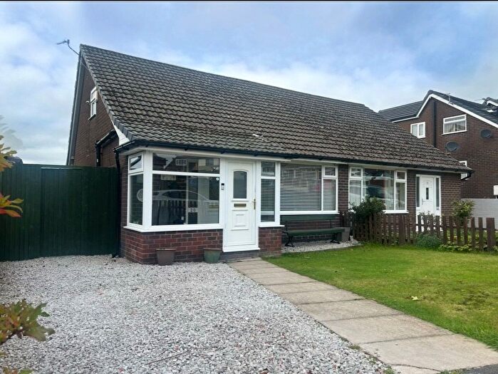 2 Bedroom Semi-detached Bungalow For Sale In Lichfield Drive, Chadderton, Oldham, OL9