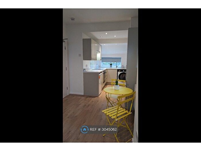 1 Bedroom Flat To Rent In Osborne Road, Manchester, M19
