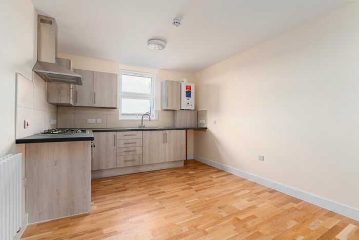 2 Bedroom Flat To Rent In High Rd Leytonstone, London, E11