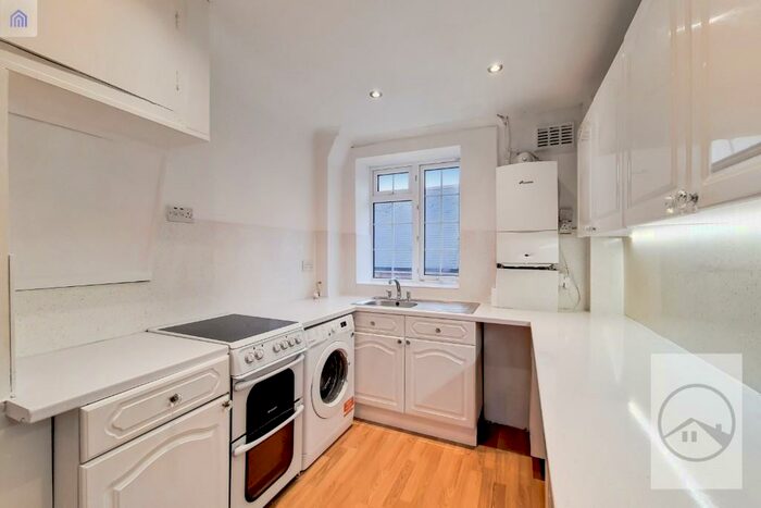 2 Bedroom Flat To Rent In High Street, Sutton, Surrey, SM3