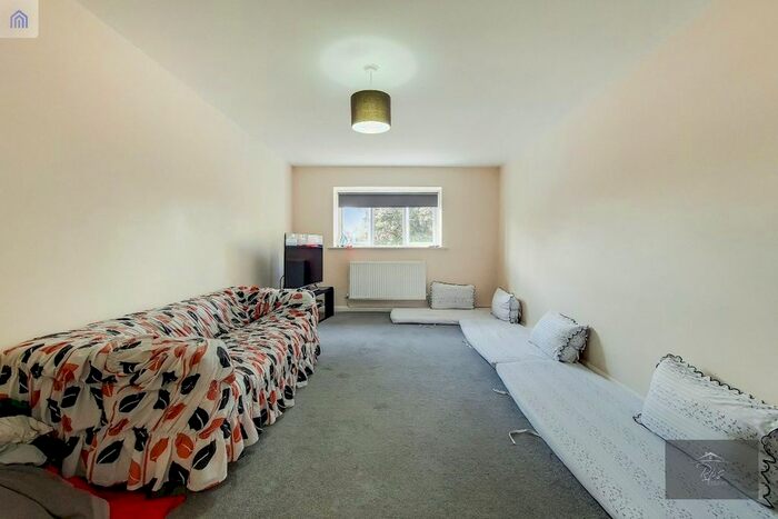 1 Bedroom Flat For Sale In Houstoun Court, Vicarage Farm Road, TW5