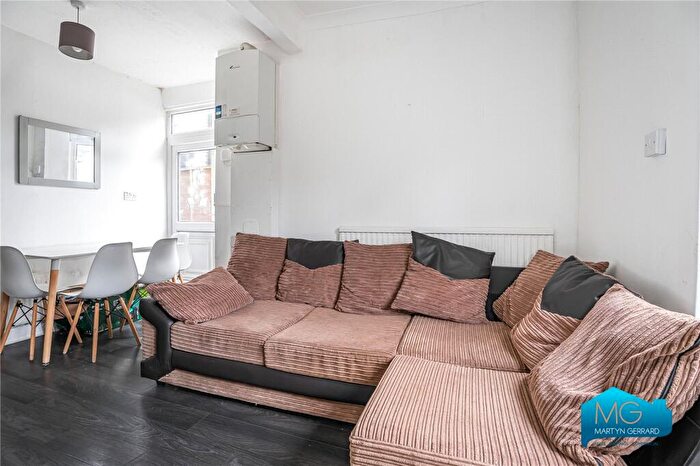 2 Bedroom Apartment To Rent In Glenthorne Road, Friern Barnet, London, N11