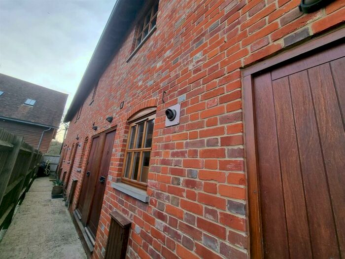 2 Bedroom Cottage To Rent In Lucks Hill, West Malling, ME19