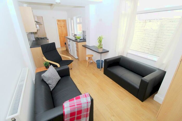 5 Bedroom Terraced House To Rent In Jessie Road, Southsea, PO4