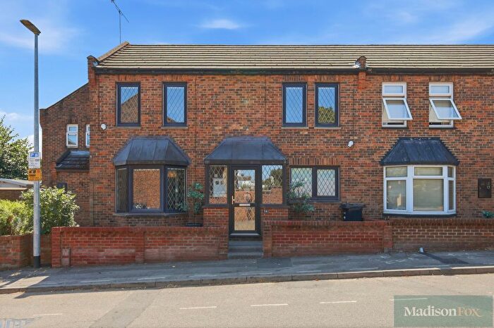 3 Bedroom Semi-Detached House For Sale In Bowland Road, Woodford Green, IG8