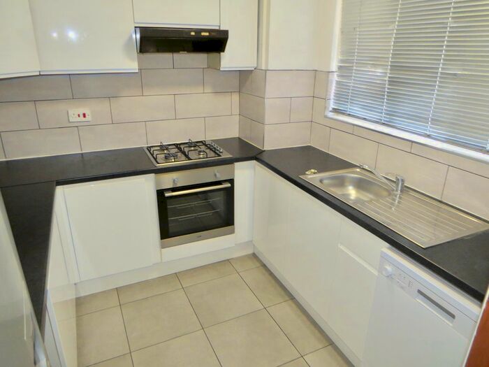 2 Bedroom Flat To Rent In Park Farm Close, London, N2
