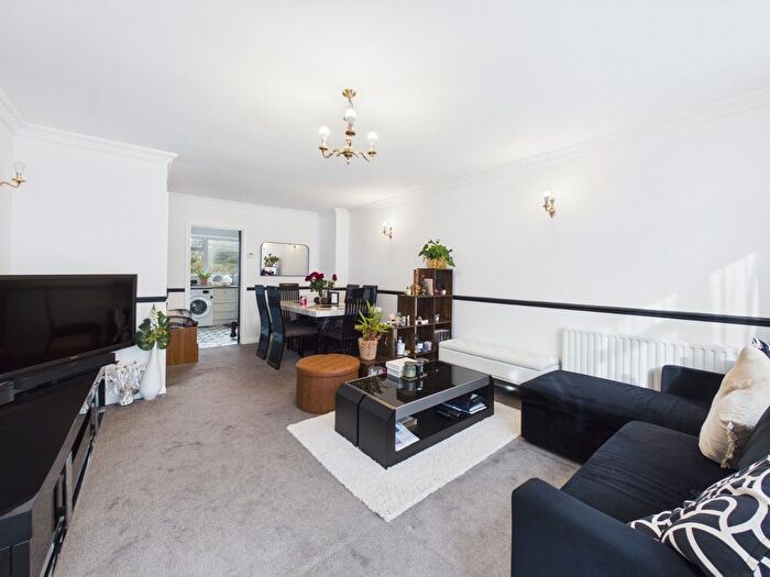 2 Bedroom Flat For Sale In Fordbridge Road, Ashford, Surrey, TW15