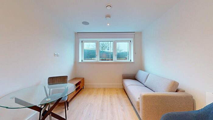 1 Bedroom Flat To Rent In Beverley Way, New Malden, SW20