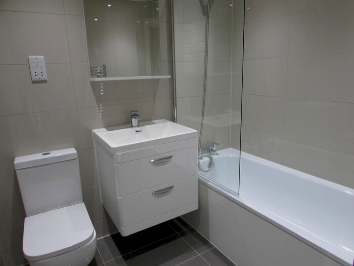 1 Bedroom Flat To Rent In High Street, Slough, Berkshire SL1