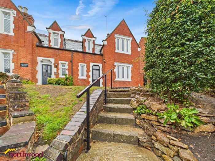 3 Bedroom Semi-Detached House To Rent In Warwick Road, Banbury, OX16